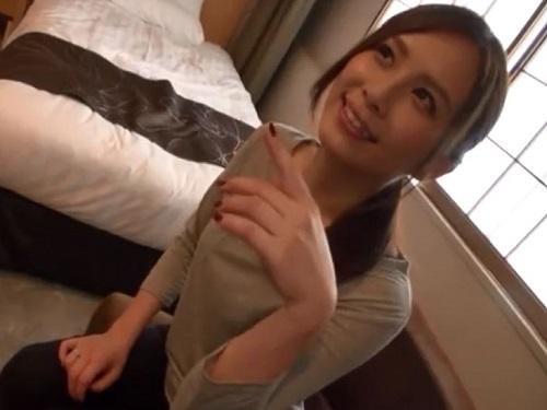 《人妻ナンパ》超のつく美人妻がパイパンオマ○コにデカチンネジ込まれてエロ顔で大悶えwww