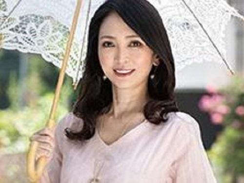 《熟女 おばさん》この美貌とスタイルで想像通りのエロ痴女!!! すぐにトロけるオマ○コはいつでもハメられたいwww
