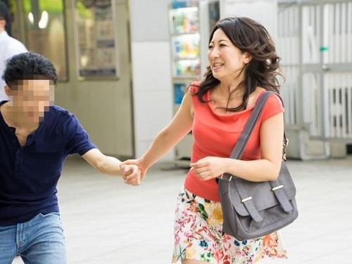 年とともに性欲が増す若者好きのおばちゃん!!! 強引にオトコをゲットして若いチンポでイキまくりwww