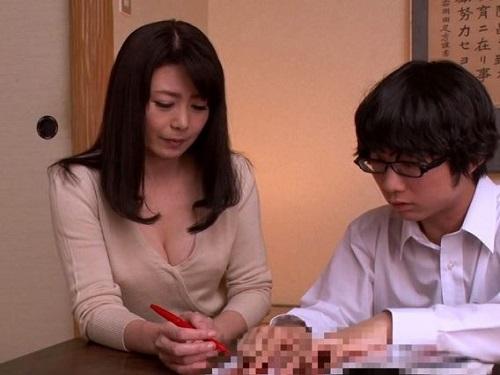 《熟女 おばさん》自分のオマ○コに息子のチンポを挿入させる!!! 美人でセクシーな母のリアルな性教育www