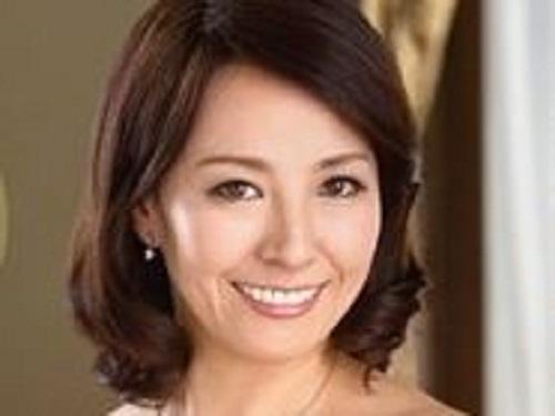 《人妻さん》母性愛がいつしか母子相姦!!! 変態美人ママは愛する息子のチンポでオマ○コ濡らすwww