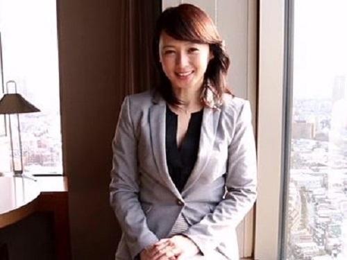 《五十路》かわいいおばちゃんが若いチンポに大乱れ!!! 好き者美魔女が若者イジッて大悦びwww