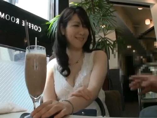 《熟女 おばさん》セックス大好き46歳独身美魔女のしおりさんが真昼間からチンポ握って放さないwww