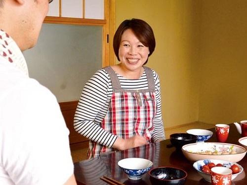 《熟女 おばさん》研修先の農家のおばちゃんがエロくて優しいのでまんまとヤッちゃいましたwww