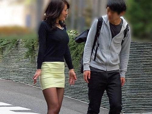 《熟女逆ナンパ》「ねぇ アタシどう? 」☆無理やり若者を捕獲した美マダムが生ハメさせて中に出させるwww