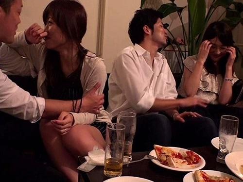 《人妻ナンパ》ママ友お２人様テイクアウト!!! お淑やかな奥様も飲めば緩む下半身で乱交パーティーwww