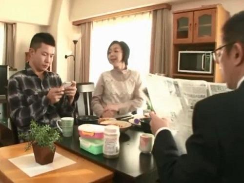《四十路》再婚相手の亭主に嫌気がさした嫁!!! あっさり義息子のチンポに乗り換え腰振りまくって大よがりwww
