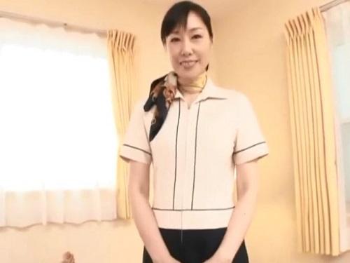 《五十路》メッチャかわいいオバチャンは現役エステティシャン!!! ２本の他人棒にエステテクで応戦イキ潮大乱れwww