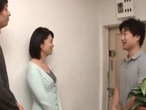 《五十路》息子の親友に見初められた美人ママ!!! 若い肉棒に魅せられて悦んでハメられちゃうwww