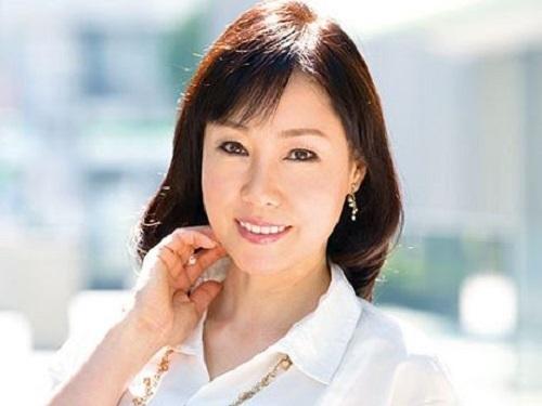 《五十路》美人マダムのオマ○コが激しい指マンにぐっちょり!!! 美魔女が持て余す性欲は激ピストンでスッキリ解消www