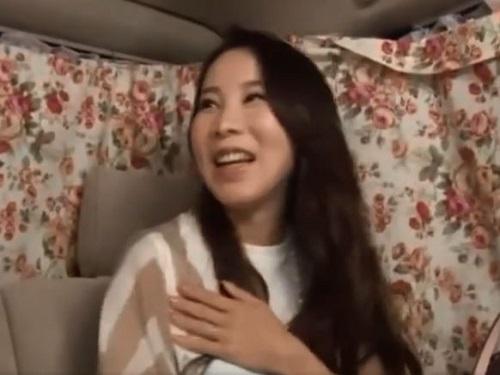 《人妻ナンパ》スリムボディの美マダムがイジられてエロいアヘ顔!!! 脱いだらチョットの刺激でオマ○コとろとろwww