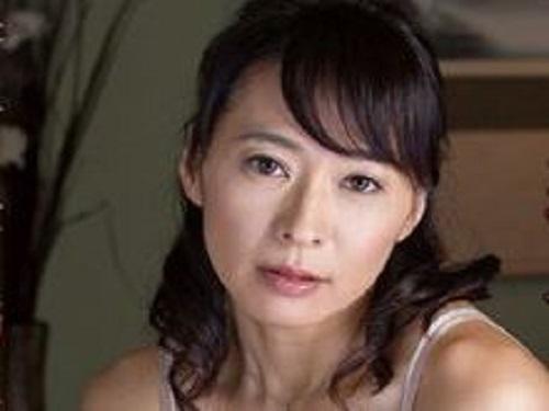 《熟女 おばさん》美人義母は娘が出産入院で孫ができるってのに欲望のままに娘婿のチンポを無断借用www