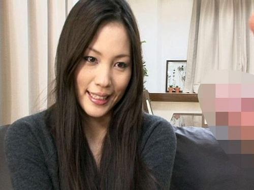 《センズリ鑑賞》しばらくセックスしてません…!!! デカチンシコシコをガッツリ見たらベロベロにナメ回す人妻さんwww