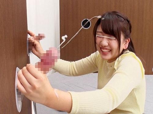 デカチンに囲まれて照れまくりの女子大生!!! オマ○コ湿らせ発情した美少女のザーメン絞りwww
