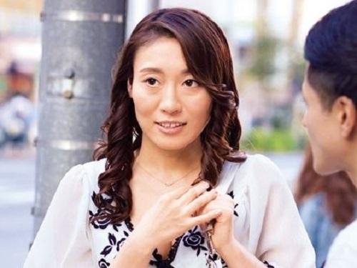《熟女ナンパ》アナル掘りたい男に美マダムが優しく応じる!!! アナル処女のおば様がしゃぶられ怪しく悶えるwww
