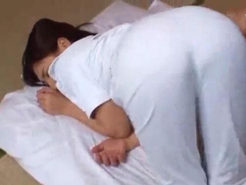 《人妻さん》大人気の人妻マッサージ師!!! 口説かれ抵抗できずに脱がされハメられ大悶えwww