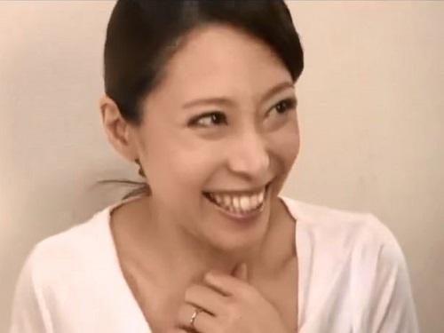 《美熟女さん》バイト先の綺麗な奥さんは乳首丸見え!!! 欲求不満の美マダムをその場で生ハメにしてあげたwww