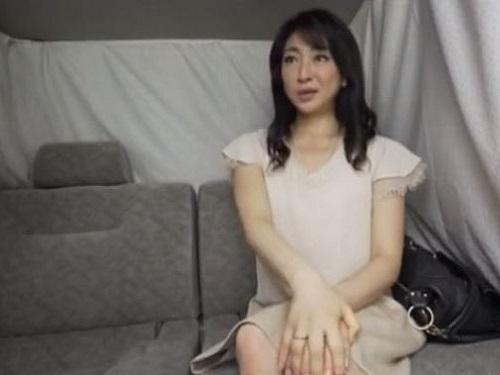 《熟女ナンパ》下着見せてと迫られてそのままオマ○コ刺激に感じてしまう美熟女さんwww