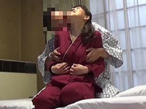 《熟女ナンパ》エロいと評判の女中さんがいる旅館!!! 強引に口説いてハメ倒した様子を盗み撮りwww