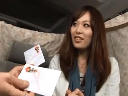 《人妻ナンパ》会ったばかりの男にハメられる!!! 声かけられて喜んでる若妻さんのノリのいいセックスwww