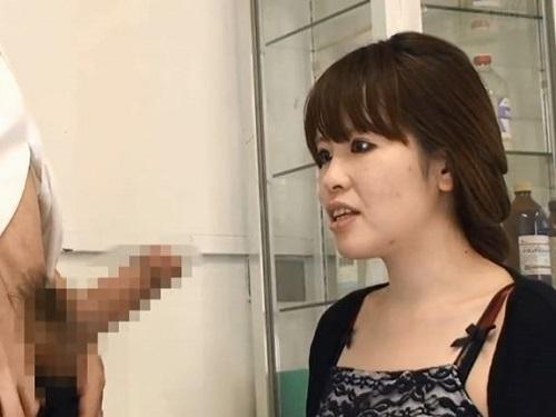 《人妻さん》「…確かにおっきいですねッ　太いし硬いし…」「よかったら舐めて下さい」「ん。。ググゥゥ。。」www