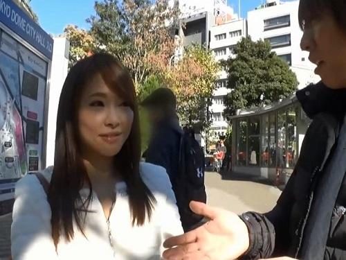 《人妻ナンパ》イケメンにホイホイついていく若妻さん!!! 脱いだら大当たりの美乳さんは敏感すぎる大乱れwww