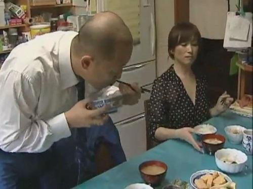 《ヘンリー塚本》「うぅ～イクッイクッ!!」「あぁ～ッ」ドピュッ!!! 「あぁ～ん 食事できてるわよ❤」www
