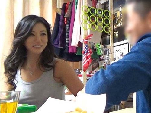 《熟女ナンパ》１度ハメた熟女をまたまた連れ込んでセックスする様子を隠し撮りwww