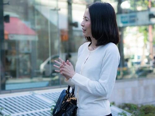 《熟女 おばさん》出張ホストにハマる熟女を隠しカメラで撮影!!! 孤独なおば様の間で人気の性欲解消法www