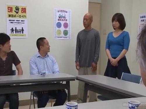 《熟女 おばさん》奥様が町内会に出てみたら…!!! ズラリと並ぶオヤジのチンポをおいしくシャブって味比べwww
