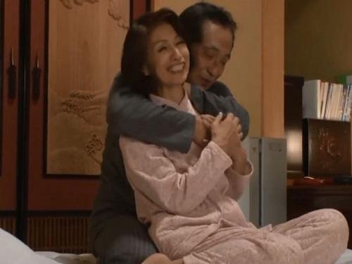 《六十路》いくつになっても恋人のよう…!!! 還暦過ぎても愛情こもった夫婦のセックスwww