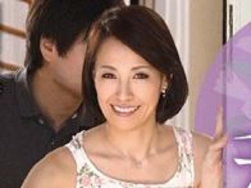 《人妻さん》亭主よりもデカいムスコのチンポに大悦びでハメられる美人ママwww