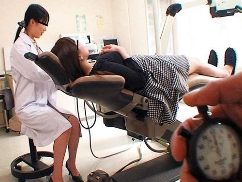 《タイムストップ》動かなくなった女の子のパンツずらしてオマ○コいたずらwww エッチなことヤリ放題!!!