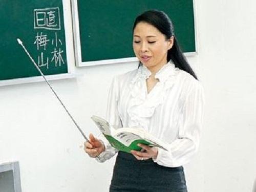 《五十路》清楚で真面目な女性教師を不良生徒が校内レイプ!!! 声を抑えて必死に快感に耐えるおばちゃん先生www