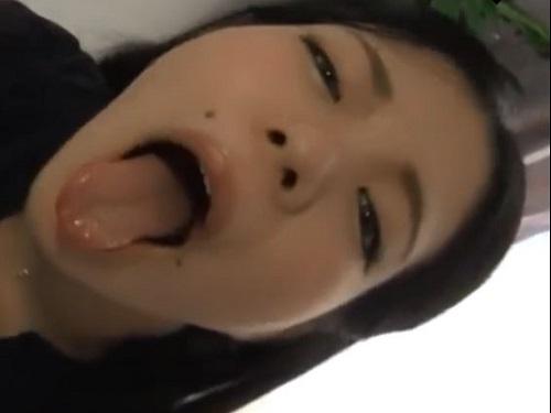 《人妻さん》お口にザーメン!! オマ○コ潮吹き!! 生ハメ中出し!! 亭主に内緒でザーメンゴックンwww