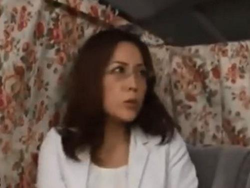 《人妻ナンパ》PTAの怖いおばちゃん風の美マダム!!! メガネのまましゃぶる表情がヤケにエロいwww
