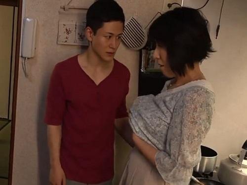 《五十路》ママの性教育で性欲爆発!!! ママに襲い掛かるムスコとイキ潮流して感じまくりのママwww