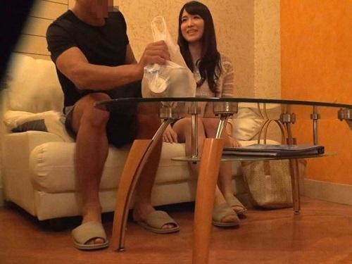 《人妻さん》盗撮されてるとも知らずに満面笑みの不倫妻!!! ハメ倒されて大悶えの様子もバッチリ撮影www