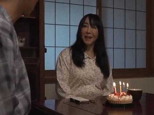 《五十路》母親思いの息子はチンポで母を慰める!!! 間違ってるけど母も悦ぶ母子相姦www