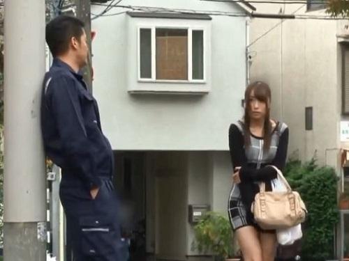 《人妻さん》ミニスカ美人妻がアナルにフタをされたままお買い物www