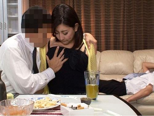 《人妻さん》自宅で亭主が酔って寝てる隙に亭主の上司に肉棒突っ込まれる女房www