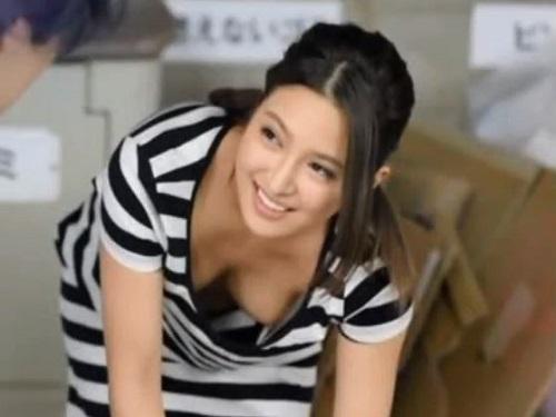 《人妻さん》おいしそうなおっぱい見えてるヨ!!! 朝っぱらゴミ置き場で近所のノーブラ美人妻をヤッちゃったwww