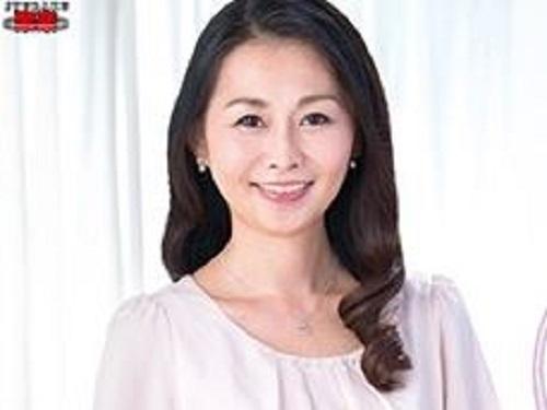 《人妻さん》スレンダーボディの美マダムが下から突きまくられて大悶えwww