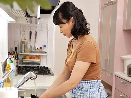 《五十路》幸福家庭の美マダムは息子に不倫がバレちゃった!!! 口封じのため息子に使い古したオマ○コ差し出し母子相姦www