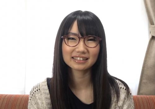 こんな素人っぽい子のフェラ姿見たくないですか？メガネ美少女の初々しいフェラ！