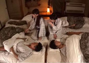 温泉旅館で女子大生が初対面の男子大学生に夜這いを仕掛ける
