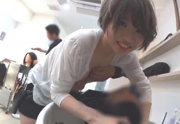 隠れ巨乳の激カワ美容師まおちゃん濡れちゃったので閉店後に連れ出しAVデビュー