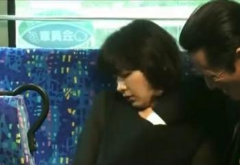 山崎真実　服の中に手突っ込まれがっつりおっぱいを揉まれまくる