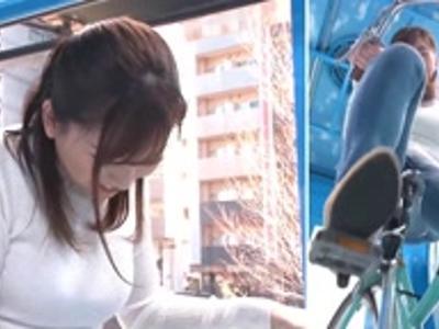 【外見える!?&幼妻】買い物帰りの人妻がエロエロ自転車に挑戦して我慢できずに潮吹きまくり！ムラムラ確実な激エロ動画