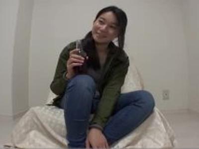 ジーンズ履いた女の子を電マ責め！地味なお姉さんが恥ずかしそうに感じまくり！発情間違いなしの大興奮
